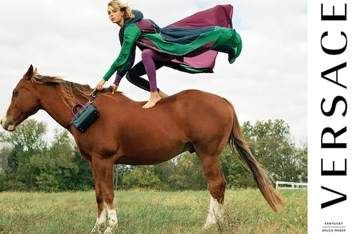 «Смешались в кучу кони, люди»: рекламная кампания Versace весна-лето 2017