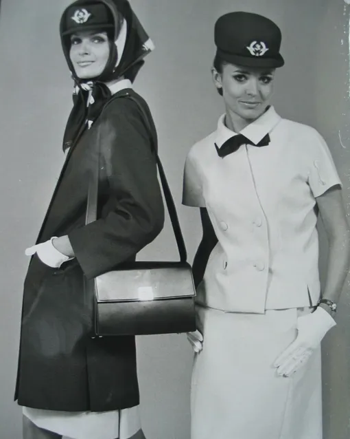 Стюардессы Air France в униформе Balenciaga, 60-е