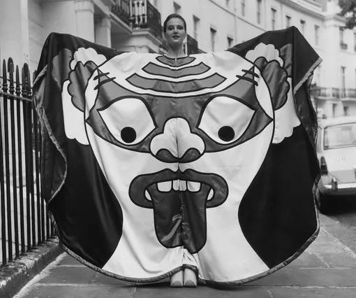 Английская художница и политическая активистка Кэролайн Кун в комбинезоне из крепа и атласа «Tongue»