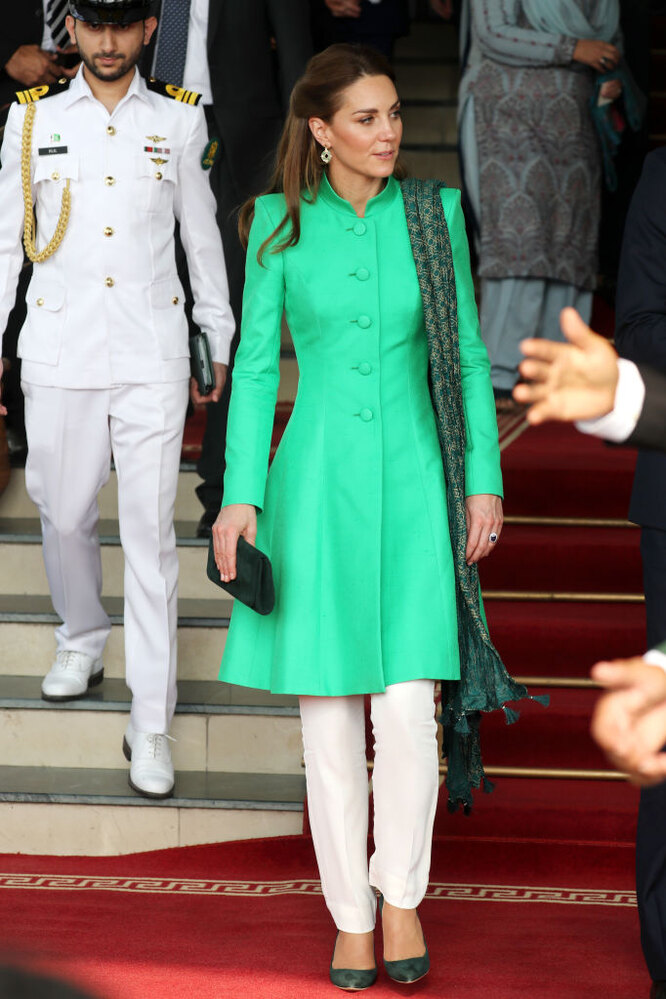 Кейт Миддлтон в пальто Catherine Walker во время визита в Пакистан, 2019