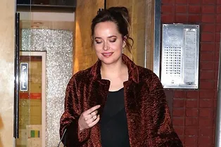 Как составить идеальный образ для выходных: мастер-класс от Дакоты Джонсон