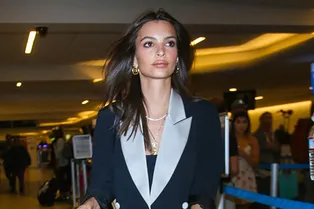 Эмили Ратаковски в «папиных» кроссовках Nike, которые захотят все