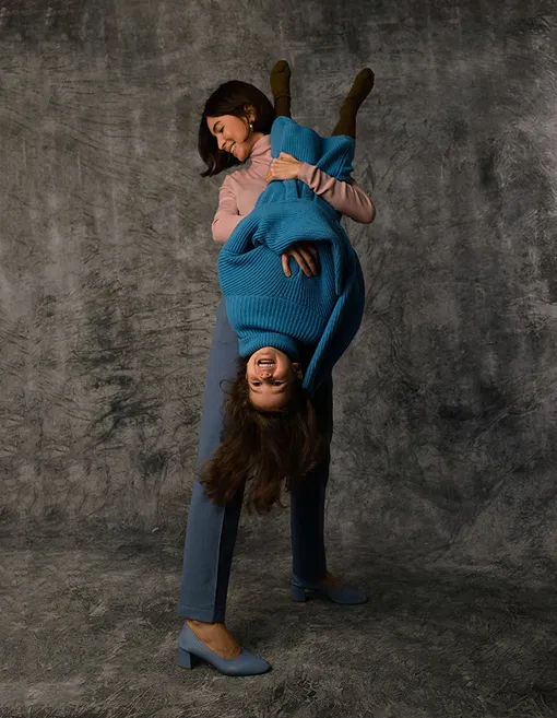 Художник Оксана Рим с дочерью Элеонорой Художник Оксана Рим с дочерью Элеонорой