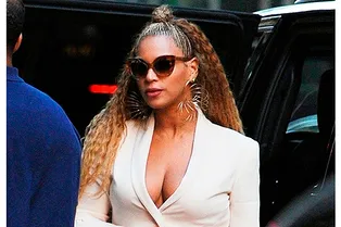 Приталенный жакет — то, что нужно девушкам с формами. Доказано Бейонсе