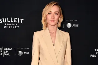 Бежевый костюм как у Сирши Ронан — главный офисный маст-хэв этого лета