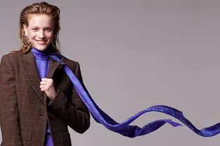 Брюки с интерьерными принтами и цветочные платья в эклектичном лукбуке Chloé