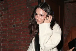 Этой зимой носите кожаное мини с плотными колготками, как Эмили Ратаковски