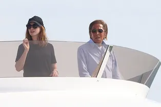 Энн Хэтэуэй отдыхает на яхте Валентино