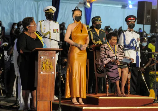 Премьер-министр Барбадоса Миа Моттли, Рианна и президент Барбадоса Сандра Мейсон