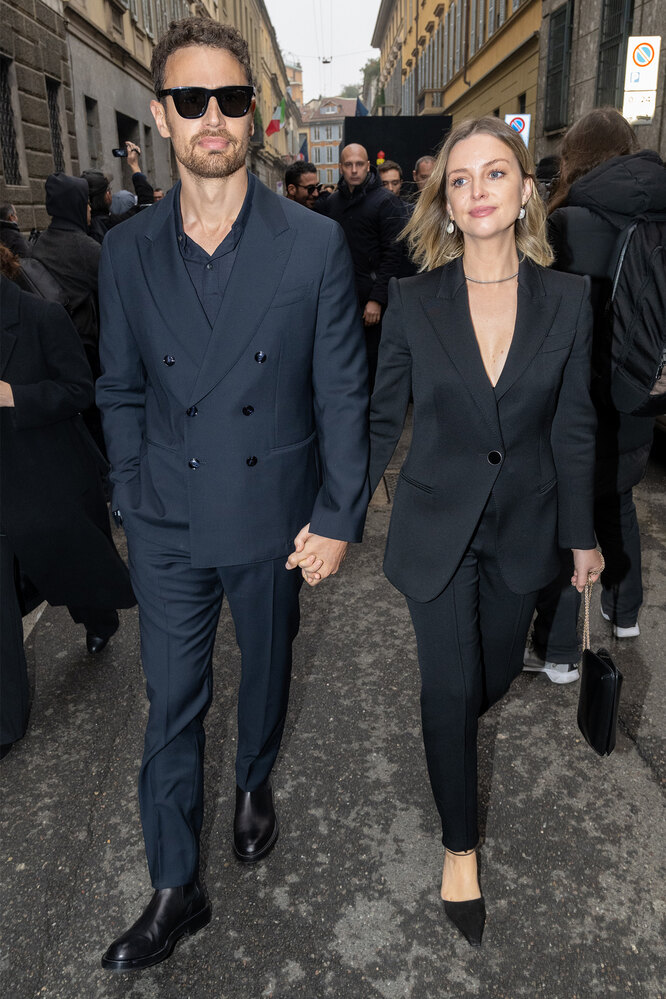 Тео Джеймс с женой Рут Кирни перед показом Giorgio Armani осень-зима 2023/24 в Милане