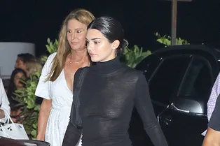 Нечего скрывать: Кендалл Дженнер в прозрачной водолазке сходила на ужин с отцом