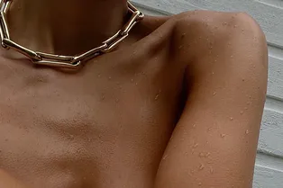 10 массивных цепей, которые украсят самый скучный свитер