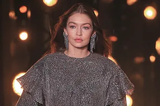 Ностальгия по 80-м, модели из 90-х и стразы из 2000-х на шоу Isabel Marant Ностальгия по 80-м, модели из 90-х и стразы из 2000-х на шоу Isabel Marant