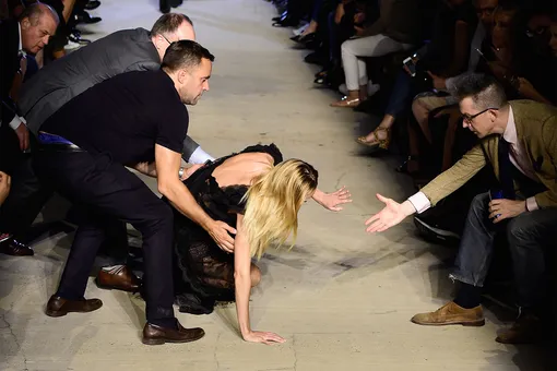 Падение Кэндис Свэйнпоул на показе Givenchy весна-лето 2016