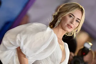 Эмили Блант в сказочно красивом платье Yanina Couture на премьере фильма «Мэри Поппинс возвращается»