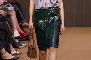 Найден самый стильный способ носить юбку миди этой весной