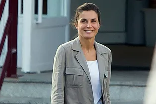 Королева Летиция без макияжа и в кроссовках отвела детей в школу