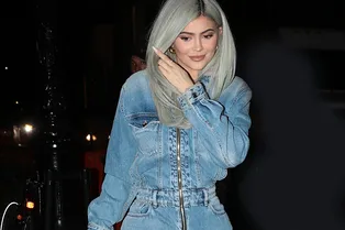 Кайли Дженнер дополнила комбинезон из денима ботильонами, о которых мечтают все модницы