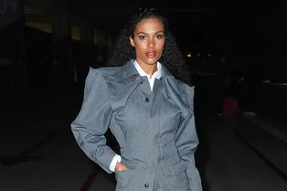 «Пальто-фрак» и брюки-палаццо: Тина Кунаки завоевала звание самой модной героини парижского стристайла