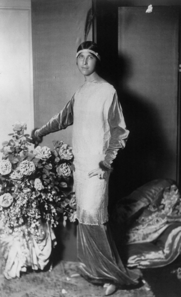 Дениза Пуаре в платье и головном уборе Poiret, 1910-е Дениза Пуаре в платье и головном уборе