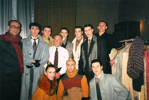 Александр Игманд (в центре) и манекенщики Театра моды Вячеслава Зайцева, 1997