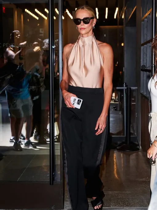 Шарлиз Терон тотал-лук Givenchy Сары Бертон