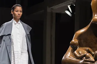 Neutral gender-шоу Burberry среди скульптур Генри Мура Neutral gender-шоу Burberry среди скульптур Генри Мура
