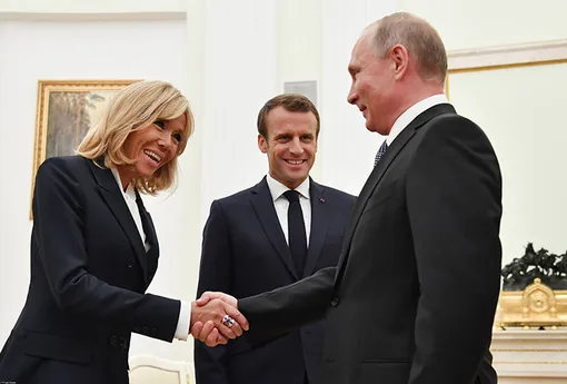 Эммануэль и Брижит Макрон на встрече с Владимиром Путиным в Кремле