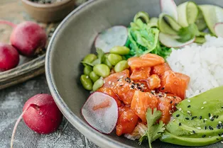 Едим поке, обсуждаем израильскую культуру, помогаем детям