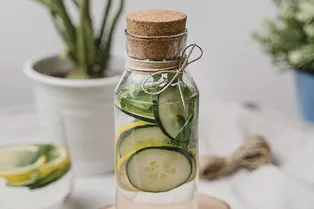 Как полюбить пить воду: три рецепта витаминной воды на осень