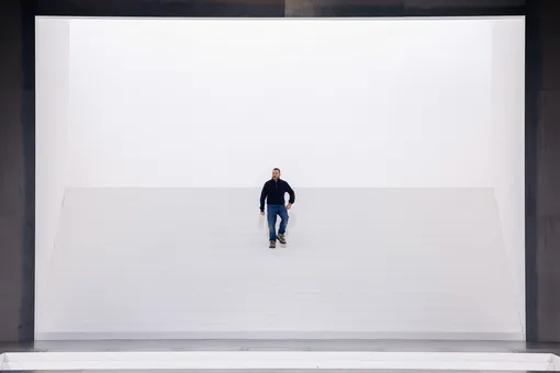 Ким Джонс в финале показа Dior Men осень-зима 2025/26