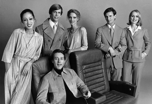 Холстон с моделями в студии, 1975 Холстон с моделями в студии, 1975