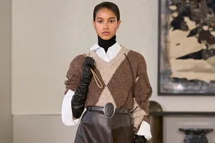 Белая рубашка — наша любимая универсальная база. 5 нескучных способов носить ее сейчас