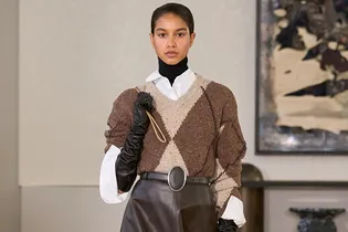 Белая рубашка — наша любимая универсальная база. 5 нескучных способов носить ее сейчас