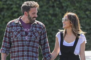 Светятся от счастья: Джей Ло и Бена Аффлека застали на прогулке после новостей о помолвке