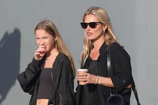 Два поколения супермоделей: Кейт Мосс на прогулке с дочкой