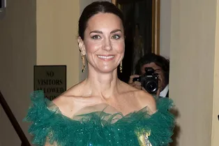 Королевский выход: Кейт Миддлтон в изумрудном платье Jenny Packham не хватает лишь тиары