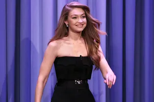 Джиджи Хадид дополнила черный комбинезон-бюстье лодочками цвета перечной мяты