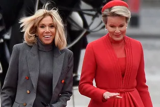 Красное и серое: Брижит Макрон в Louis Vuitton и королева Бельгии Матильда в Dior