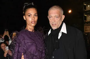 Венсан Кассель и Тина Кунаки в эффектном платье-кейпе с перьями на показе Valentino