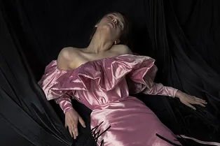 26 нарядов для сильной и независимой принцессы в чувственном лукбуке Khyeli