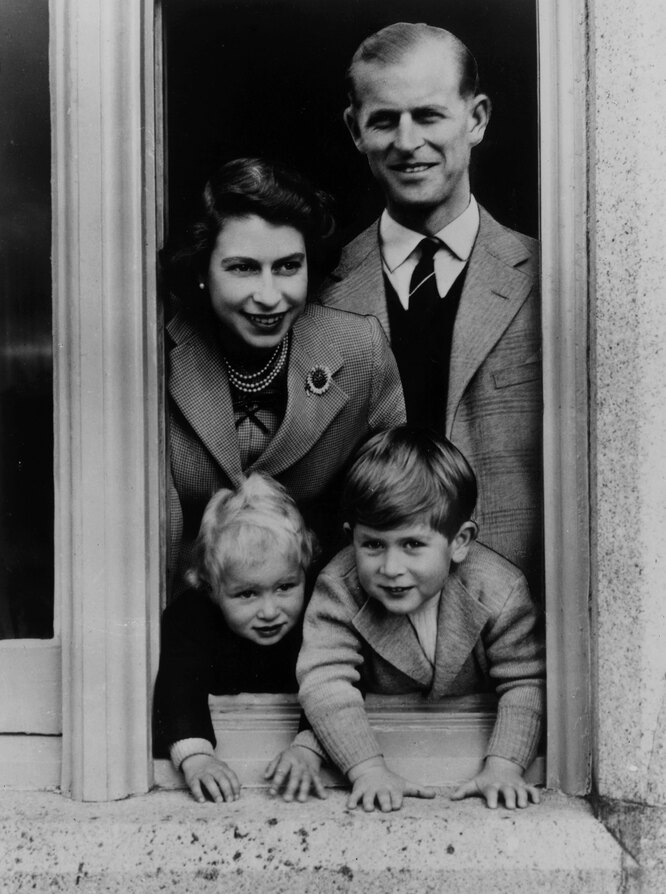 Королева Елизавета с принцем Филиппом и детьми Чарльзом и Анной в замке Балморал в Шотландии, 28 сентября 1952 год