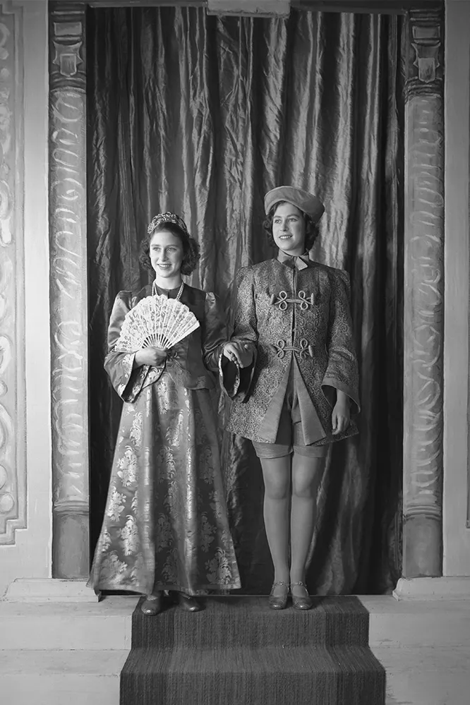 Принцесса Маргарет и принцесса Елизавета (королева Елизавета II) во время королевской постановки пантомимы «Аладдин» в Виндзорском замке, Беркшир, Великобритания, 15 декабря 1943 год