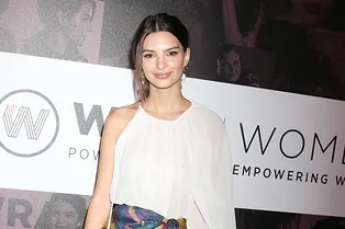 Юбка-платок и асимметричный топ: Эмили Ратаковски в Лос-Анджелесе