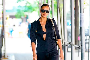 Расстегнутые пуговицы — не случайность: Ирина Шейк добавила сексуальности «рабочему» комбинезону