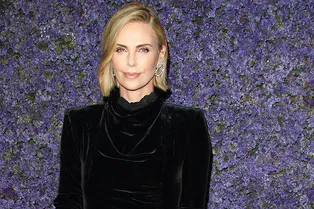 Шарлиз Терон выглядит неузнаваемой на новых фото со съемок фильма Fair and Balanced