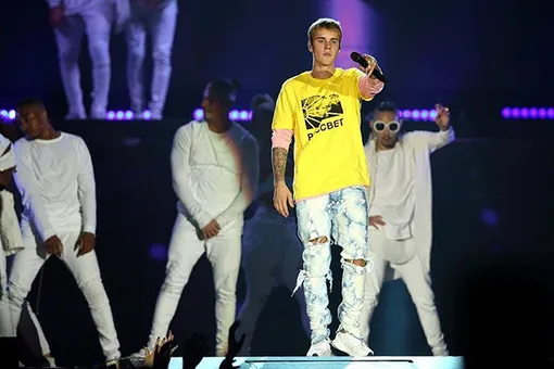 Джастин Бибер выступил на своем концерте в футболке Гоши Рубчинского Джастин Бибер выступил на своем концерте в футболке Гоши Рубчинского