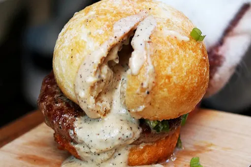 Вы захотите это попробовать – необычный бургер-бомбочка с соусом в булке Вы захотите это попробовать – необычный бургер-бомбочка с соусом в булке