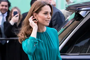 Драгоценные серьги и платье за 66 тысяч: Кейт Миддлтон в изумрудном тотал-луке на встрече в Лондоне