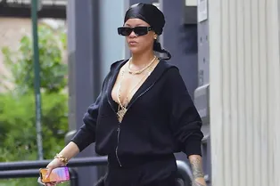 Как носить ультракороткие мини осенью — выбирайте модели с пушистым меховым подолом, как у Рианны